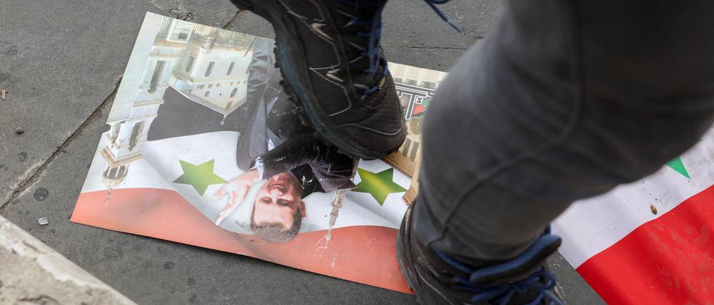 Plakat mit dem Konterfei des gestürzten syrischen Machthabers in Damaskus.