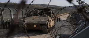 Israel demonstriert seine Macht in Syrien: Soldaten stehen neben gepanzerten Fahrzeugen in der Nähe der sogenannten Alpha-Linie, die die von Israel annektierten Golanhöhen von Syrien trennt.