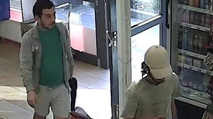Die Polizei sucht mit Bildern einer Überwachungskamera nach zwei Potsdamer Zigarettendieben.
