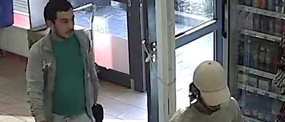 Die Polizei sucht mit Bildern einer Überwachungskamera nach zwei Potsdamer Zigarettendieben.