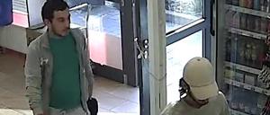 Die Polizei sucht mit Bildern einer Überwachungskamera nach zwei Potsdamer Zigarettendieben.