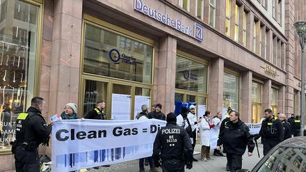 Aktivisten von Scientist Rebellion versammelten sich am Morgen vor dem Quartier Zukunft der Deutschen Bank in der Friedrichstraße.
