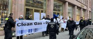 Aktivisten von Scientist Rebellion versammelten sich am Morgen vor dem Quartier Zukunft der Deutschen Bank in der Friedrichstraße.