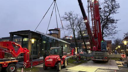 Die tonnenschwere Brücke wird bei laufendem Betrieb des Krankenhauses installiert.