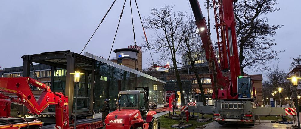 Die tonnenschwere Brücke wird bei laufendem Betrieb des Krankenhauses installiert.