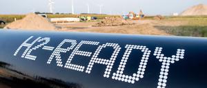 Ein Rohrelement für Wasserstoff auf dem Baufeld „320-Megawatt-Elektrolyse“ von EWE und Gasunie. 