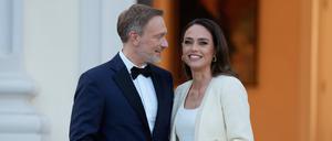FDP-Chef Christian Lindner und seine Ehefrau Franca Lehfeldt beim Staatsbesuch des französischen Präsidenten Emmanuel Macron in Berlin.