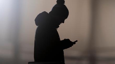 Sechs von zehn Menschen in Deutschland kennen das Gefühl von Einsamkeit. (Illustration)