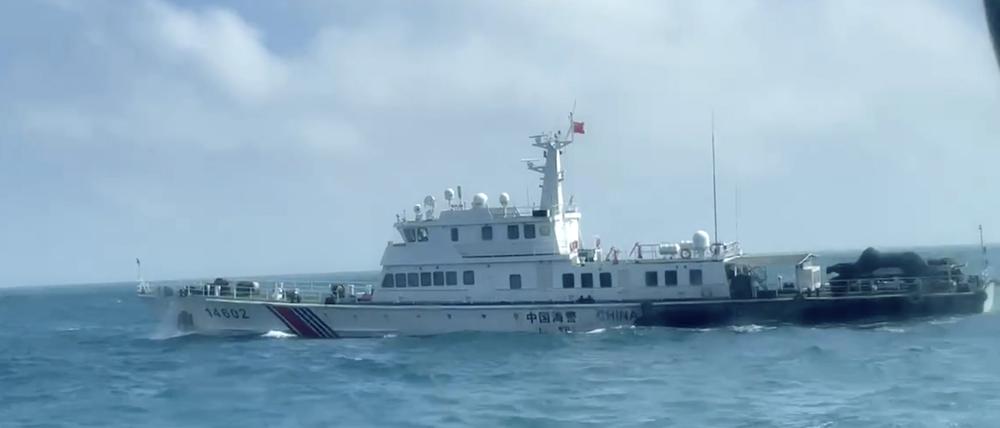 Taiwan, Matsu: In diesem Bildschirmfoto aus einem von der taiwanischen Küstenwache veröffentlichten Video sieht man ein Boot der chinesischen Küstenwache von einem Boot der taiwanischen Küstenwache aus, wie es an der Küste der Matsu-Inseln in Taiwan vorbeifährt.