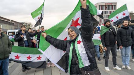 Syrische Frauen feiern, bei einer Kundgebung, ausgelassen das Ende des Assad-Regimes Assad, nach dem Machtwechsel in Syrien, auf dem Vorplatz des Hauptbahnhofs von Duisburg, NRW, Deutschland.