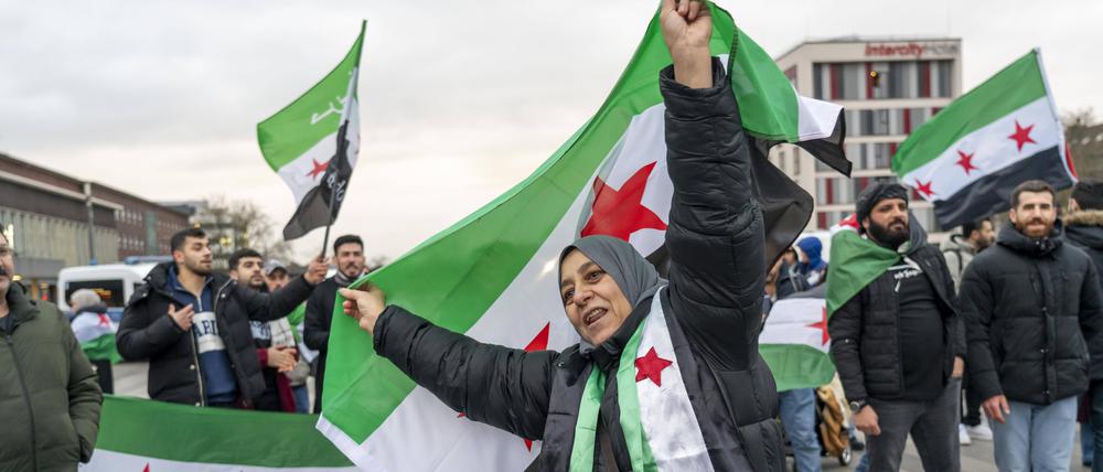 Syrische Frauen feiern, bei einer Kundgebung, ausgelassen das Ende des Assad-Regimes Assad, nach dem Machtwechsel in Syrien, auf dem Vorplatz des Hauptbahnhofs von Duisburg, NRW, Deutschland.
