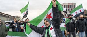 Syrische Frauen feiern, bei einer Kundgebung, ausgelassen das Ende des Assad-Regimes Assad, nach dem Machtwechsel in Syrien, auf dem Vorplatz des Hauptbahnhofs von Duisburg, NRW, Deutschland.