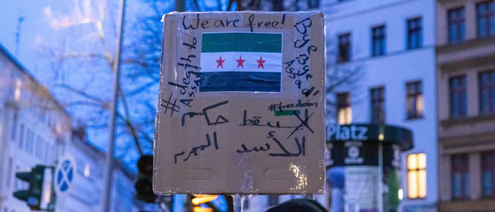 Tausende feiern in Berlin-Kreuzberg den Sturz Assads.