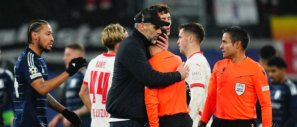 Trainer Marco Rose und seine Spieler müssen sich gegenseitig trösten.