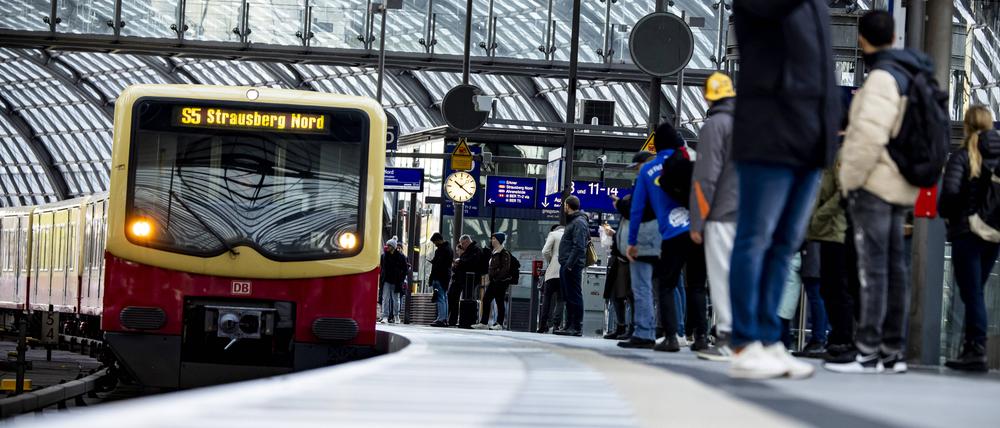 Reisende warten bei einem S-Bahn-Zug am Berliner Hauptbahnhof.
