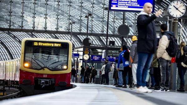 Reisende bei einem S-Bahn-Zug am Berliner Hauptbahnhof. (Archivbild)