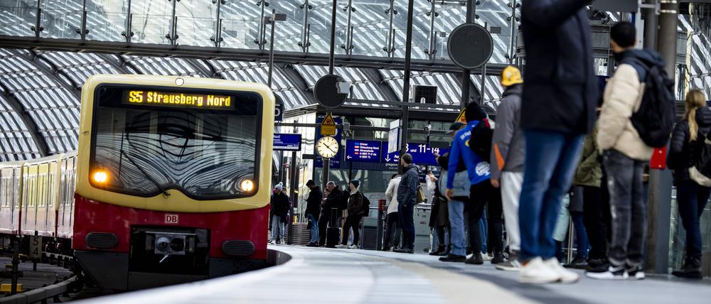 Eine S-Bahn der Linie S5 steht im Berliner Hauptbahnhof. (Symbolbild)