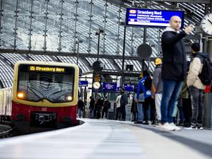 Reisende bei einem S-Bahn-Zug am Berliner Hauptbahnhof. (Archivbild)