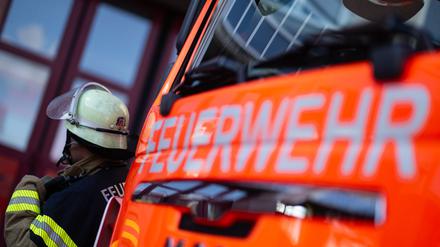 Die Berliner Feuerwehr musste in Reinickendorf einen Bewohner aus einer brennenden Wohnung retten. (Symbolbild)