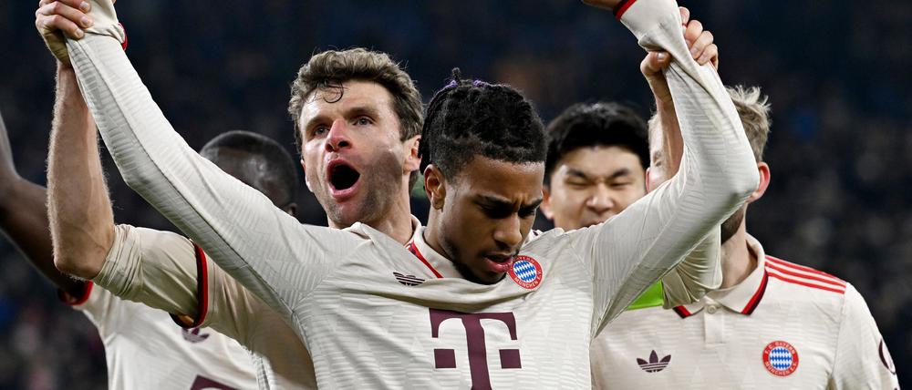 Thomas Müller (l) war gegen Donezk Torschütze und Antreiber - auch neben dem Platz