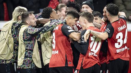 Die Bayer-Profis feiern den Sieg gegen Inter Mailand.