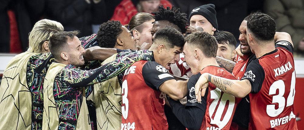 Die Bayer-Profis feiern den Sieg gegen Inter Mailand.