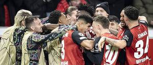 Die Bayer-Profis feiern den Sieg gegen Inter Mailand.