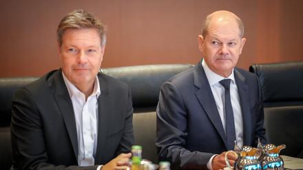 Robert Habeck (l., Bündnis 90/Die Grünen), Bundesminister für Wirtschaft und Klimaschutz, und Bundeskanzler Olaf Scholz (SPD) auf der Sitzung des Bundeskabinetts im Bundeskanzleramt