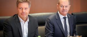 Robert Habeck (l., Bündnis 90/Die Grünen), Bundesminister für Wirtschaft und Klimaschutz, und Bundeskanzler Olaf Scholz (SPD) auf der Sitzung des Bundeskabinetts im Bundeskanzleramt