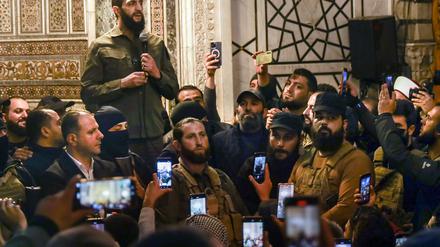 Millionen Syrer wie auch Regierungen im Ausland stehen nun vor der Frage: Welche Ziele verfolgt Abu Mohammed al-Dschulani, und welche Form von Gesellschaft strebt er in Syrien an?