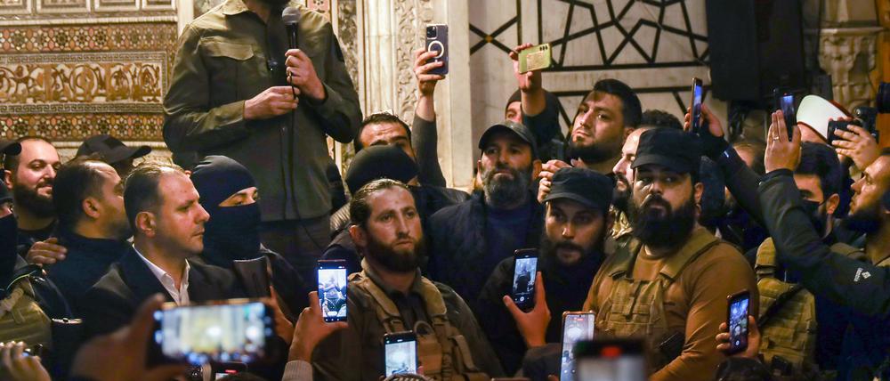 Millionen Syrer wie auch Regierungen im Ausland stehen nun vor der Frage: Welche Ziele verfolgt Abu Mohammed al-Dschulani, und welche Form von Gesellschaft strebt er in Syrien an?