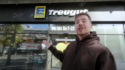 Der YouTuber räumte einen gesamten EDEKA-Markt für guten Zweck leer