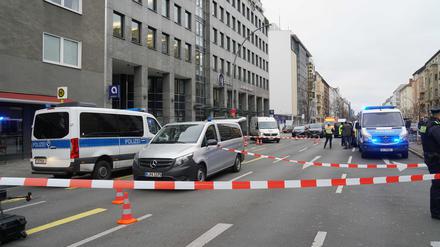 Die Berliner Polizei hat den Tatort abgesperrt.