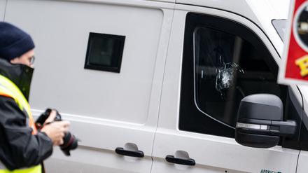 Das Fenster des Geldtransporters ist nach einem Schuss gesprungen.
