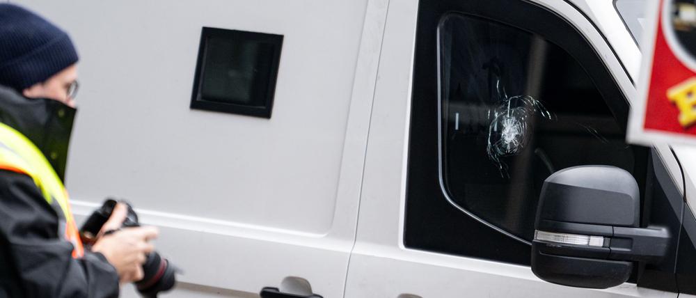 Das Fenster des Geldtransporters ist nach einem Schuss gesprungen.