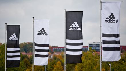 Adidas befindet sich nach eigenen Angaben mit den Zollbehörden seit Jahren „im Austausch“ zu dem bekannten Sachverhalt. (Archivbild)