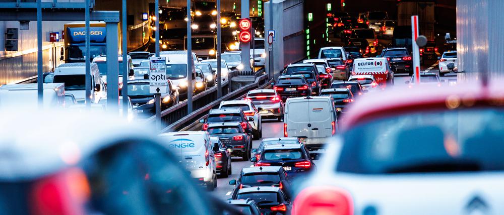 Bayern, München: Dichter Verkehr schiebt sich im Berufsverkehr am Morgen in den Tunnel Heckenstallerstraße auf dem Mittleren Ring B2R.