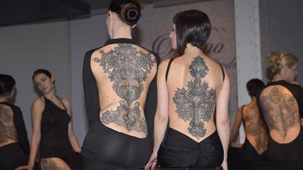 Tattoos machen Models nicht attraktiver – im Gegenteil, so eine Studie. Vielleicht ist Haute Couture Tattoo Kollektion des italienischen Designers Marco Manzo eine Ausnahme. 