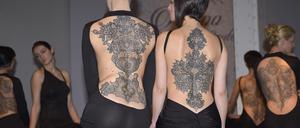 Tattoos machen Models nicht attraktiver – im Gegenteil, so eine Studie. Vielleicht ist Haute Couture Tattoo Kollektion des italienischen Designers Marco Manzo eine Ausnahme. 
