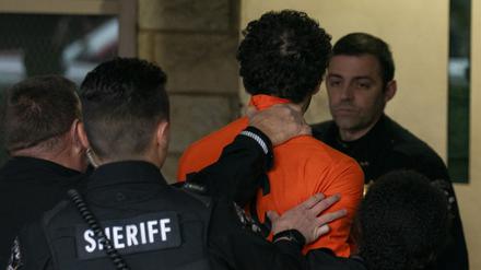 Luigi M., Verdächtigter im Zusammenhang mit den tödlichen Schüssen auf den CEO von UnitedHealthcare, Brian Thompson, wird am Dienstag, 10. Dezember in das Gerichtsgebäude von Blair County gebracht. 