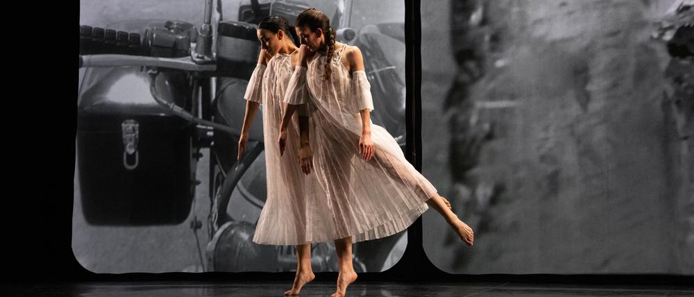 Die Trisha Brown Dance Company performt „Working Title“