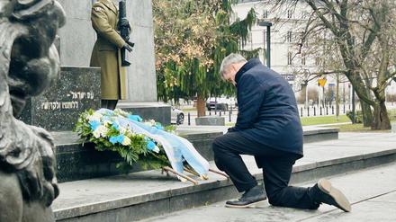 Mit einem Kniefall vor dem Denkmal der Helden des Warschauer Ghettos gedenkt Bayerns Ministerpräsident Markus Söder den Opfern des Nationalsozialsmus. Zum Auftakt seiner Polenreise legte der CSU-Chef an dem Denkmal, am dem am 7. Dezember 1970 auch Bundeskanzler Willy Brandt (SPD) einen Kniefall machte, einen Kranz nieder. 