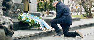Mit einem Kniefall vor dem Denkmal der Helden des Warschauer Ghettos gedenkt Bayerns Ministerpräsident Markus Söder den Opfern des Nationalsozialsmus. Zum Auftakt seiner Polenreise legte der CSU-Chef an dem Denkmal, am dem am 7. Dezember 1970 auch Bundeskanzler Willy Brandt (SPD) einen Kniefall machte, einen Kranz nieder. 