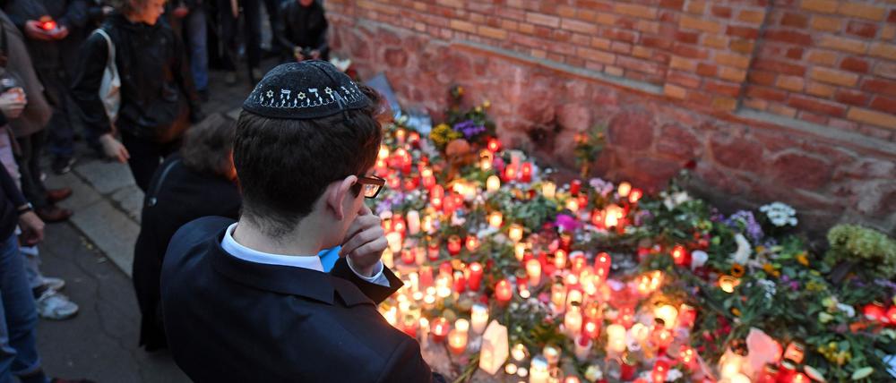 Antisemitismus von Rechts ist nach Einschätzung des Bundesverbands Rias besonders gewalttätig - wie der Anschlag auf die Synagoge in Halle 2019. (Archivbild)