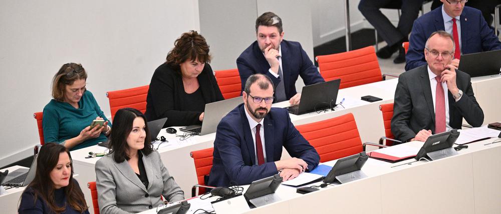Die neu ernannten Minister auf der Regierungsbank während der Landtagssitzung in Potsdam. 