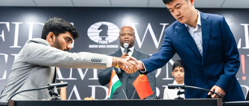 Dommaraju Gukesh aus Indien (links) und der Chinese Ding Liren gehen punktgleich in das womöglich letzte WM-Match.