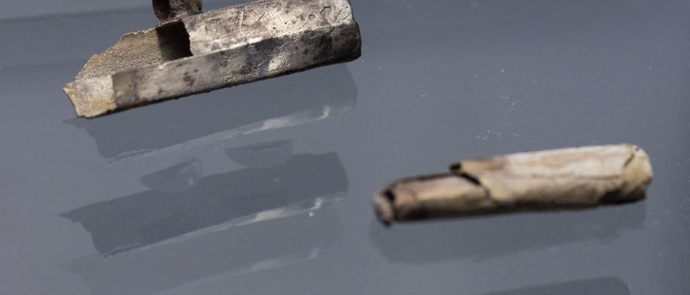 Die Schriftrolle steckte in einer Hülse, die um den Hals getragen wurde.