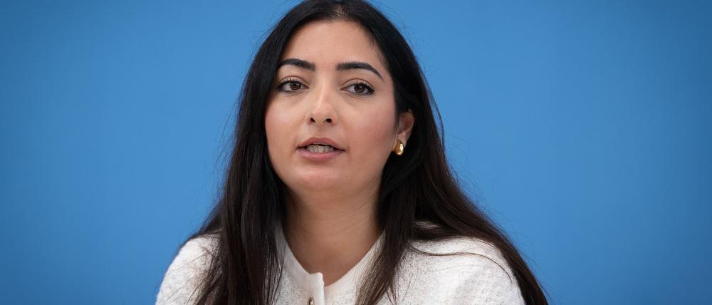 Staatsministerin Reem Alabali-Radovan (SPD) findet die aktuelle Debatte um Rückführungen nach Syrien unmöglich.