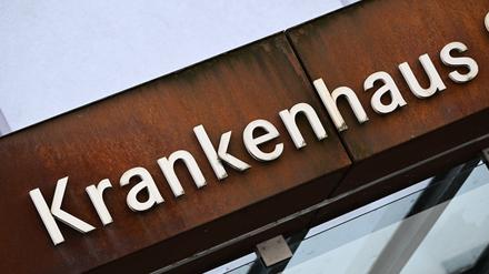 Das Wort „Krankenhaus· ist auf verrosteten Eisenplatten über dem Eingangsbereich des Krankenhauses im Stadteil Sachsenhausen zu lesen.