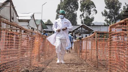 Ein Gesundheitshelfer in einem Mpox-Behandlungszentrum im Kongo